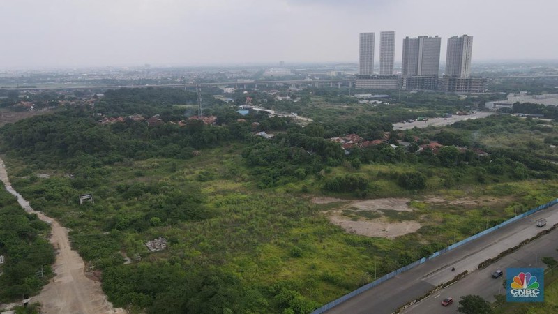 Suasana pembangunan proyek apartemen Meikarta Distrik 2 yang mangkrak di Cibatu, Cikarang, Kabupaten Bekasi, Rabu (7/12/2022).  (CNBC Indonesia/ Andrean Kristianto)
