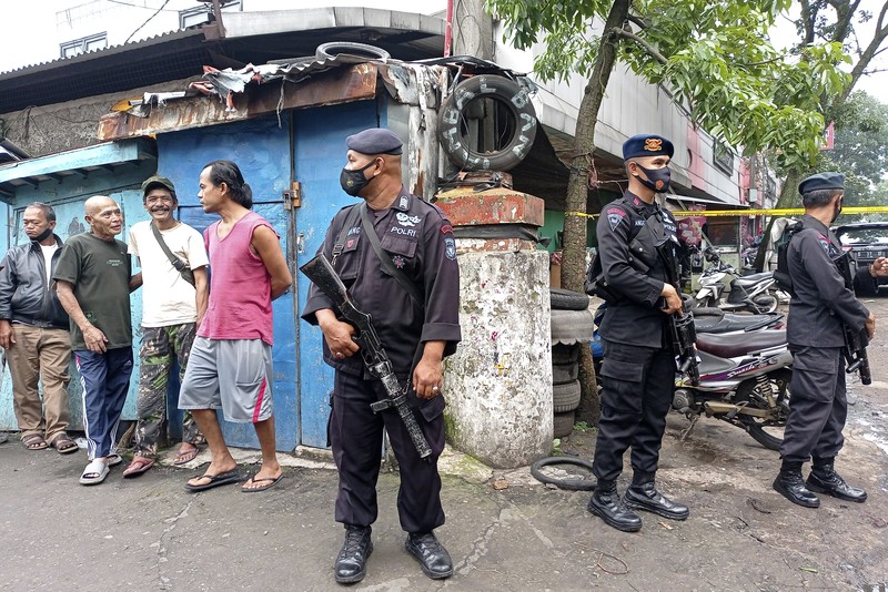Indonesia Bombing Officers guard a road block on a street leading to a police station where an explosion went off in Bandung, West Java, Indonesia, Wednesday, Dec. 7, 2022. A man blew himself up Wednesday outside a police station on Indonesia’s main island of Java in what appeared to be the latest in a string of suicide attacks in the world’s most populous Muslim nation. (AP Photo/Ahmad Fauzan)