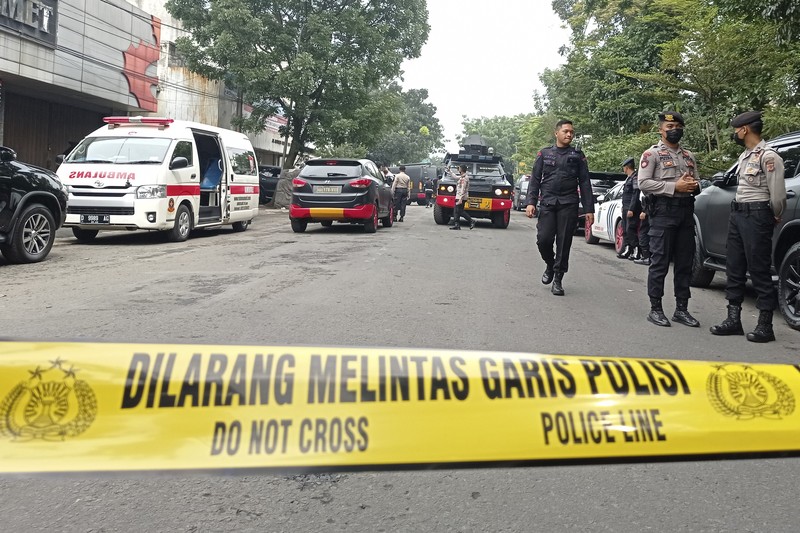 Indonesia Bombing Officers guard a road block on a street leading to a police station where an explosion went off in Bandung, West Java, Indonesia, Wednesday, Dec. 7, 2022. A man blew himself up Wednesday outside a police station on Indonesia’s main island of Java in what appeared to be the latest in a string of suicide attacks in the world’s most populous Muslim nation. (AP Photo/Ahmad Fauzan)