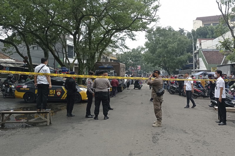 Indonesia Bombing Officers guard a road block on a street leading to a police station where an explosion went off in Bandung, West Java, Indonesia, Wednesday, Dec. 7, 2022. A man blew himself up Wednesday outside a police station on Indonesia’s main island of Java in what appeared to be the latest in a string of suicide attacks in the world’s most populous Muslim nation. (AP Photo/Ahmad Fauzan)