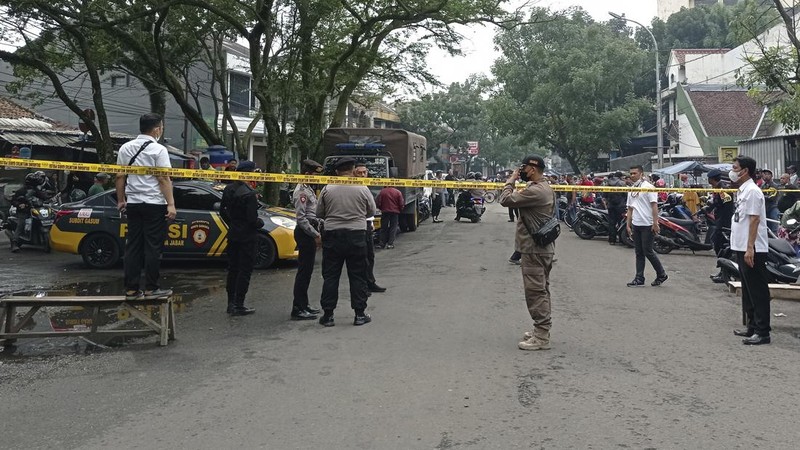 Officers guard a road block on a street leading to a police station where an explosion went off in Bandung, West Java, Indonesia, Wednesday, Dec. 7, 2022. A man blew himself up Wednesday outside a police station on Indonesia’s main island of Java in what appeared to be the latest in a string of suicide attacks in the world’s most populous Muslim nation. (AP Photo/Ahmad Fauzan)