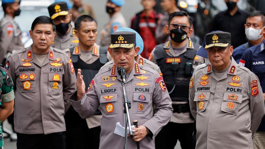 Kapolri Listyo Sigit Prabowo berpidato dalam konferensi pers menyusul ledakan di kantor polisi daerah, yang menurut pihak berwenang merupakan dugaan bom bunuh diri, di Bandung, provinsi Jawa Barat, Indonesia, 7 Desember 2022. (REUTERS/Willy Kurniawan)