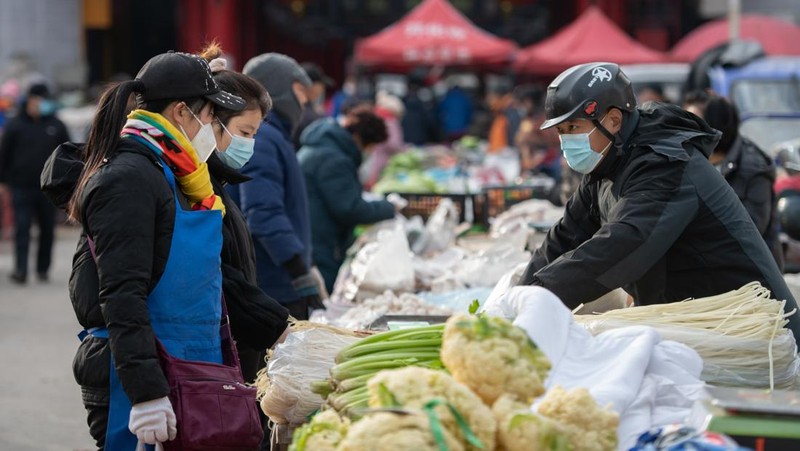 Orang-orang berbelanja sayuran di pasar basah karena Tiayuan tidak lagi mewajibkan orang untuk menunjukkan hasil tes asam nukleat negatif sebelum memasuki tempat umum pada 7 Desember 2022 di Taiyuan, Provinsi Shanxi China. (Wei Liang/China News Service via Getty Images)