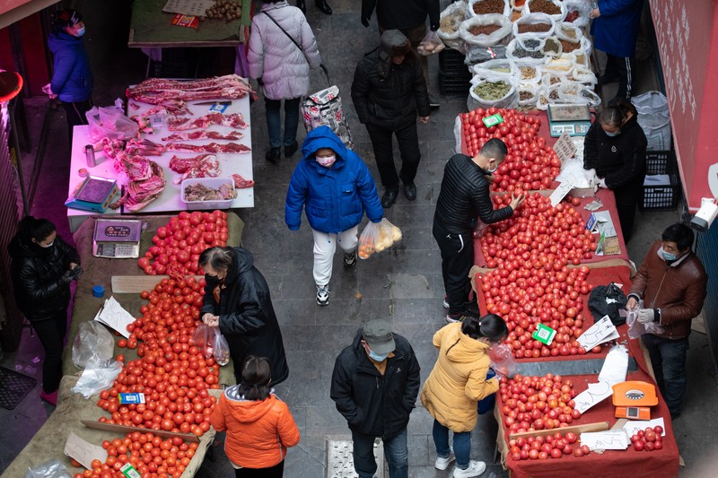 Orang-orang berbelanja sayuran di pasar basah karena Tiayuan tidak lagi mewajibkan orang untuk menunjukkan hasil tes asam nukleat negatif sebelum memasuki tempat umum pada 7 Desember 2022 di Taiyuan, Provinsi Shanxi China. Orang-orang berbelanja sayuran di pasar basah karena Tiayuan tidak lagi mewajibkan orang untuk menunjukkan hasil tes asam nukleat negatif sebelum memasuki tempat umum pada 7 Desember 2022 di Taiyuan, Provinsi Shanxi China. (Wei Liang/China News Service via Getty Images)