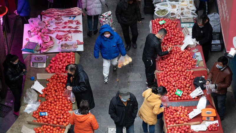 Orang-orang berbelanja sayuran di pasar basah karena Tiayuan tidak lagi mewajibkan orang untuk menunjukkan hasil tes asam nukleat negatif sebelum memasuki tempat umum pada 7 Desember 2022 di Taiyuan, Provinsi Shanxi China. (Wei Liang/China News Service via Getty Images)