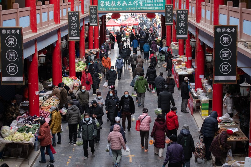 Orang-orang berbelanja sayuran di pasar basah karena Tiayuan tidak lagi mewajibkan orang untuk menunjukkan hasil tes asam nukleat negatif sebelum memasuki tempat umum pada 7 Desember 2022 di Taiyuan, Provinsi Shanxi China. Orang-orang berbelanja sayuran di pasar basah karena Tiayuan tidak lagi mewajibkan orang untuk menunjukkan hasil tes asam nukleat negatif sebelum memasuki tempat umum pada 7 Desember 2022 di Taiyuan, Provinsi Shanxi China. (Wei Liang/China News Service via Getty Images)