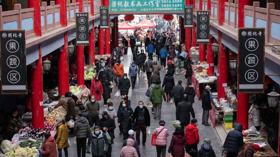 Orang-orang berbelanja sayuran di pasar basah karena Tiayuan tidak lagi mewajibkan orang untuk menunjukkan hasil tes asam nukleat negatif sebelum memasuki tempat umum pada 7 Desember 2022 di Taiyuan, Provinsi Shanxi China. (Wei Liang/China News Service via Getty Images)