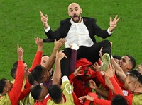 Potret Pelatih Moroko Rayakan Kesuksesan Tumbangkan Spanyol