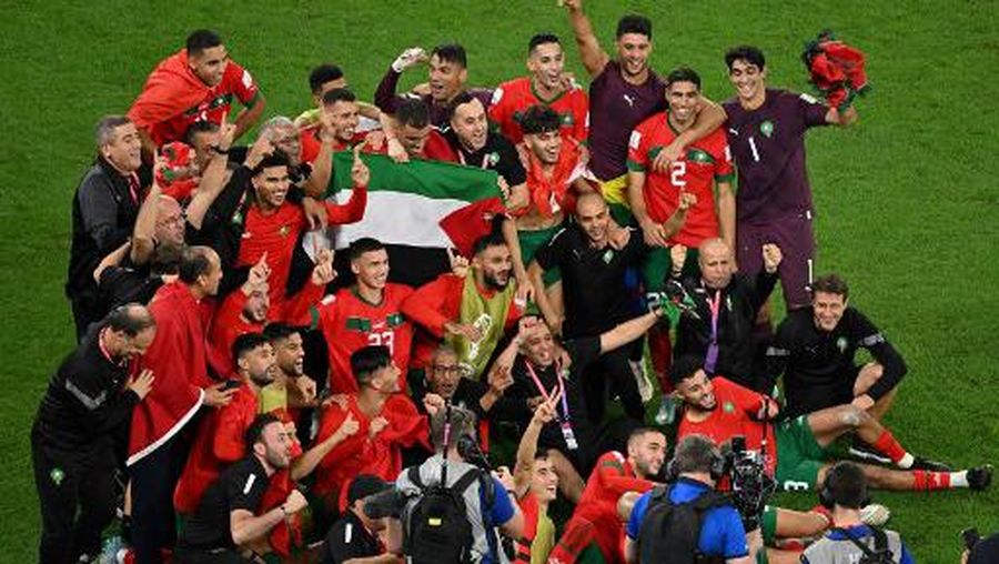 Para pemain Maroko merayakan akhir pertandingan sepak bola babak 16 besar Piala Dunia Qatar 2022 antara Maroko dan Spanyol di Education City Stadium di Al-Rayyan, sebelah barat Doha pada 6 Desember 2022. (Photo by Glyn KIRK / AFP)