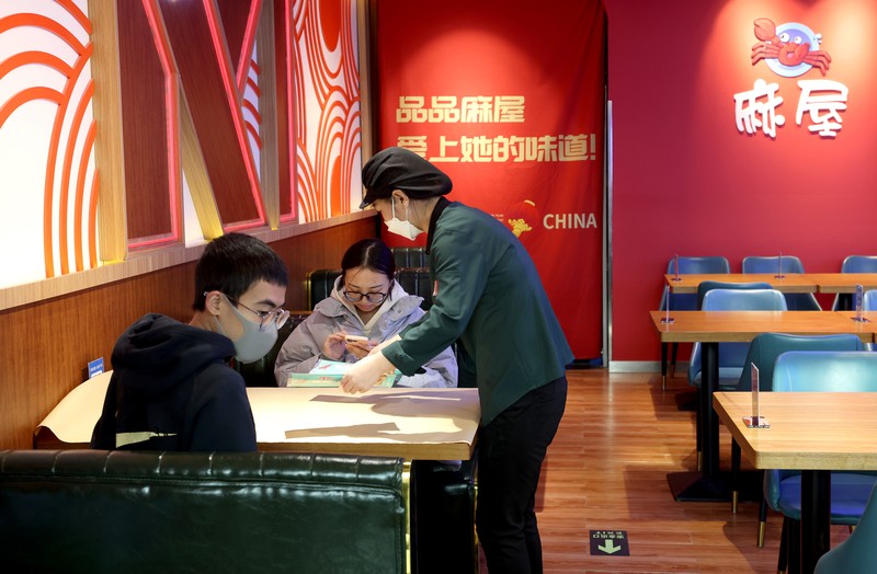 Orang-orang berbelanja sayuran di pasar basah karena Tiayuan tidak lagi mewajibkan orang untuk menunjukkan hasil tes asam nukleat negatif sebelum memasuki tempat umum pada 7 Desember 2022 di Taiyuan, Provinsi Shanxi China. (Wei Liang/China News Service via Getty Images)