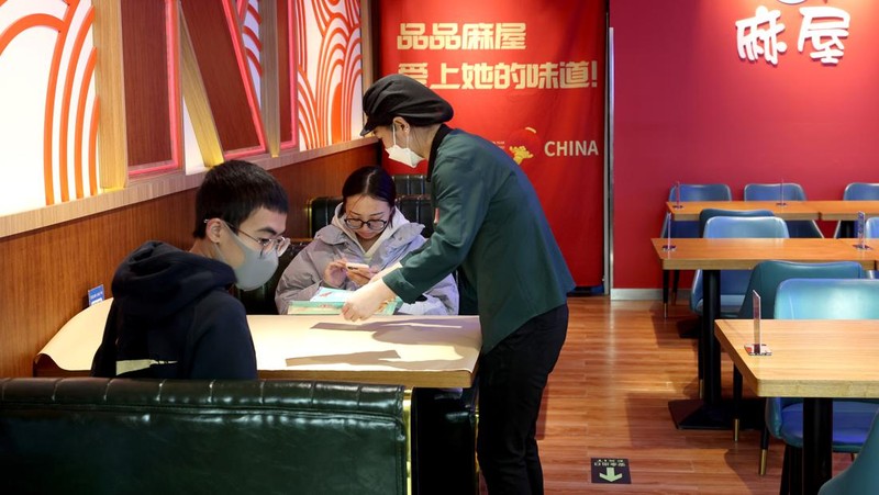 Orang-orang berbelanja sayuran di pasar basah karena Tiayuan tidak lagi mewajibkan orang untuk menunjukkan hasil tes asam nukleat negatif sebelum memasuki tempat umum pada 7 Desember 2022 di Taiyuan, Provinsi Shanxi China. (Wei Liang/China News Service via Getty Images)