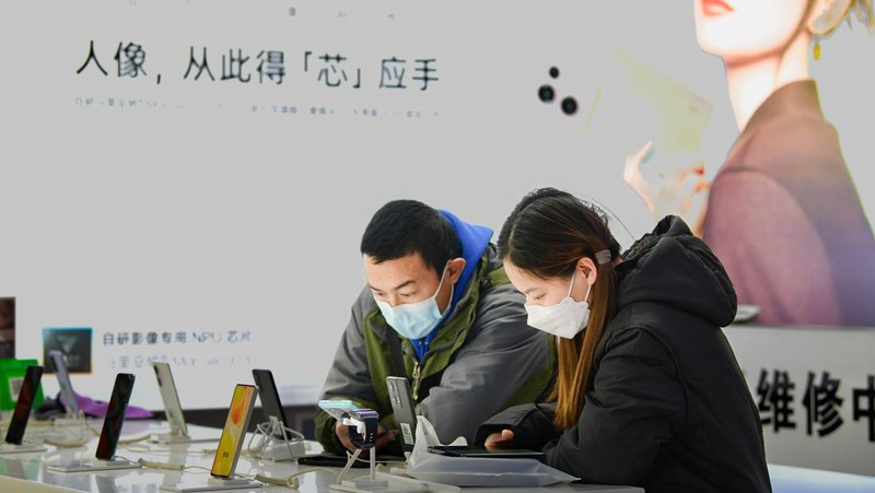 Orang-orang berbelanja sayuran di pasar basah karena Tiayuan tidak lagi mewajibkan orang untuk menunjukkan hasil tes asam nukleat negatif sebelum memasuki tempat umum pada 7 Desember 2022 di Taiyuan, Provinsi Shanxi China. (Wei Liang/China News Service via Getty Images)