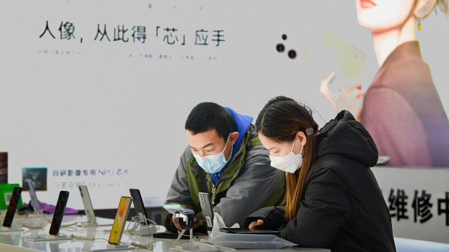 Pelanggan membeli ponsel di mal digital di Hohhot, Daerah Otonomi Mongolia Dalam, Tiongkok, 7 Desember 2022. Sejak 6 Desember 2022, situs bisnis di Hohhot, Mongolia Dalam dibuka dengan tertib. (Photo credit should read CFOTO/Future Publishing via Getty Images)