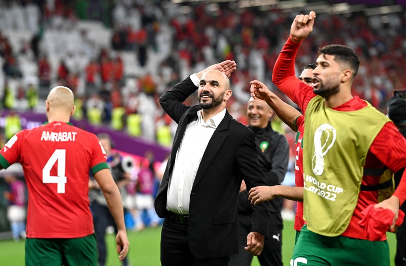 Walid Reragui, Pelatih Kepala Maroko, merayakan dengan para pemain setelah kemenangan tim dalam adu penalti selama pertandingan Babak 16 Besar Piala Dunia Qatar 2022 antara Maroko dan Spanyol di Education City Stadium pada 06 Desember 2022 di Al Rayyan, Qatar. Walid Reragui, Pelatih Kepala Maroko, merayakan dengan para pemain setelah kemenangan tim dalam adu penalti selama pertandingan Babak 16 Besar Piala Dunia Qatar 2022 antara Maroko dan Spanyol di Education City Stadium pada 06 Desember 2022 di Al Rayyan, Qatar. (Photo by Alexander Hassenstein/Getty Images)