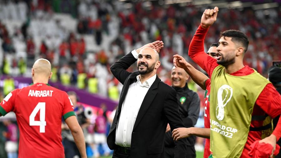 Walid Reragui, Pelatih Kepala Maroko, merayakan dengan para pemain setelah kemenangan tim dalam adu penalti selama pertandingan Babak 16 Besar Piala Dunia Qatar 2022 antara Maroko dan Spanyol di Education City Stadium pada 06 Desember 2022 di Al Rayyan, Qatar. (Photo by Alexander Hassenstein/Getty Images)
