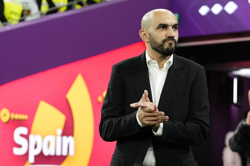 Walid Reragui, Pelatih Kepala Maroko, merayakan dengan para pemain setelah kemenangan tim dalam adu penalti selama pertandingan Babak 16 Besar Piala Dunia Qatar 2022 antara Maroko dan Spanyol di Education City Stadium pada 06 Desember 2022 di Al Rayyan, Qatar. Walid Reragui, Pelatih Kepala Maroko, merayakan dengan para pemain setelah kemenangan tim dalam adu penalti selama pertandingan Babak 16 Besar Piala Dunia Qatar 2022 antara Maroko dan Spanyol di Education City Stadium pada 06 Desember 2022 di Al Rayyan, Qatar. (Photo by Alexander Hassenstein/Getty Images)