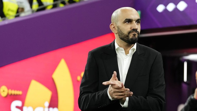 Walid Reragui, Pelatih Kepala Maroko, merayakan dengan para pemain setelah kemenangan tim dalam adu penalti selama pertandingan Babak 16 Besar Piala Dunia Qatar 2022 antara Maroko dan Spanyol di Education City Stadium pada 06 Desember 2022 di Al Rayyan, Qatar. (Photo by Alexander Hassenstein/Getty Images)