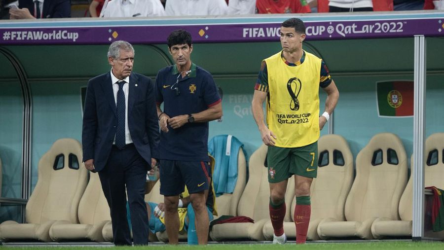 Cristiano Ronaldo Portugal di bangku cadangan selama pertandingan Piala Dunia FIFA Babak 16 di Stadion Lusail di Lusail, Qatar. Tanggal pengambilan gambar: Selasa 6 Desember 2022. (Martin Rickett/PA Images via Getty Images)