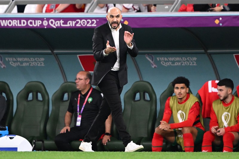 Walid Reragui, Pelatih Kepala Maroko, merayakan dengan para pemain setelah kemenangan tim dalam adu penalti selama pertandingan Babak 16 Besar Piala Dunia Qatar 2022 antara Maroko dan Spanyol di Education City Stadium pada 06 Desember 2022 di Al Rayyan, Qatar. (Photo by Alexander Hassenstein/Getty Images)