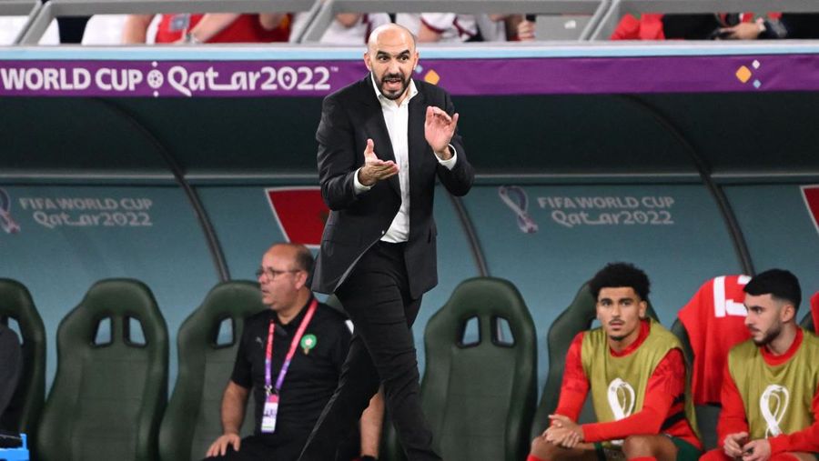 Walid Reragui, Pelatih Kepala Maroko, merayakan dengan para pemain setelah kemenangan tim dalam adu penalti selama pertandingan Babak 16 Besar Piala Dunia Qatar 2022 antara Maroko dan Spanyol di Education City Stadium pada 06 Desember 2022 di Al Rayyan, Qatar. (Photo by Alexander Hassenstein/Getty Images)