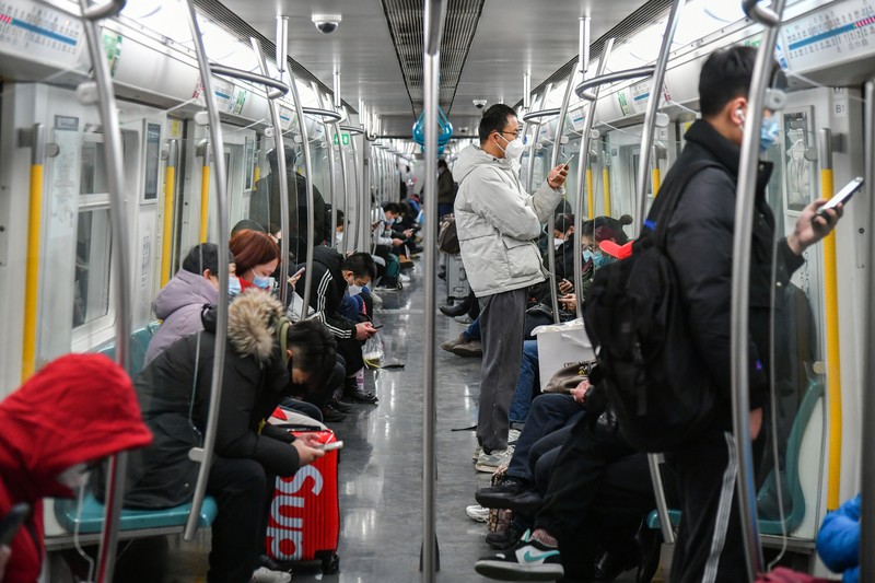 Orang-orang berbelanja sayuran di pasar basah karena Tiayuan tidak lagi mewajibkan orang untuk menunjukkan hasil tes asam nukleat negatif sebelum memasuki tempat umum pada 7 Desember 2022 di Taiyuan, Provinsi Shanxi China. Orang-orang berbelanja sayuran di pasar basah karena Tiayuan tidak lagi mewajibkan orang untuk menunjukkan hasil tes asam nukleat negatif sebelum memasuki tempat umum pada 7 Desember 2022 di Taiyuan, Provinsi Shanxi China. (Wei Liang/China News Service via Getty Images)
