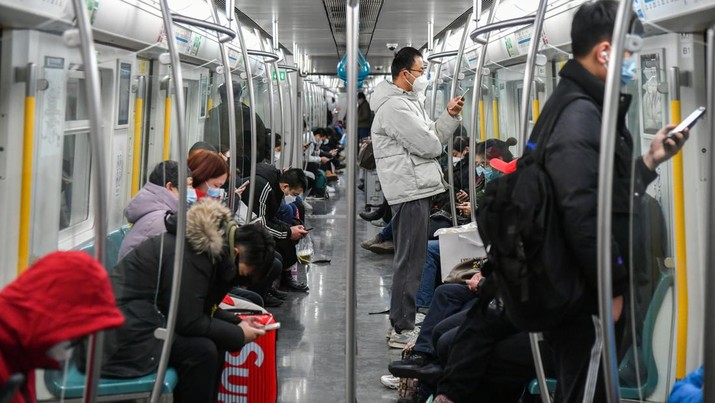 Penumpang naik kereta bawah tanah karena Beijing tidak lagi mewajibkan orang menunjukkan hasil tes asam nukleat negatif sebelum memasuki tempat umum pada 6 Desember 2022 di Beijing, China. (VCG/VCG via Getty Images)
