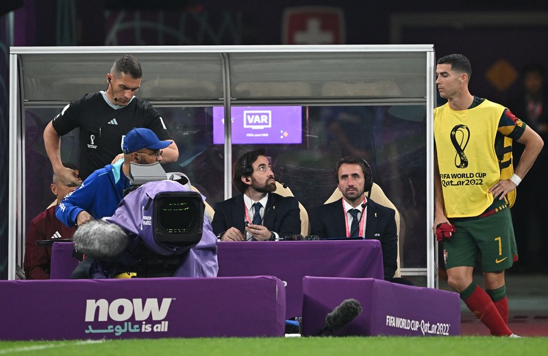 Cristiano Ronaldo Portugal di bangku cadangan selama pertandingan Piala Dunia FIFA Babak 16 di Stadion Lusail di Lusail, Qatar. Tanggal pengambilan gambar: Selasa 6 Desember 2022. (Martin Rickett/PA Images via Getty Images)