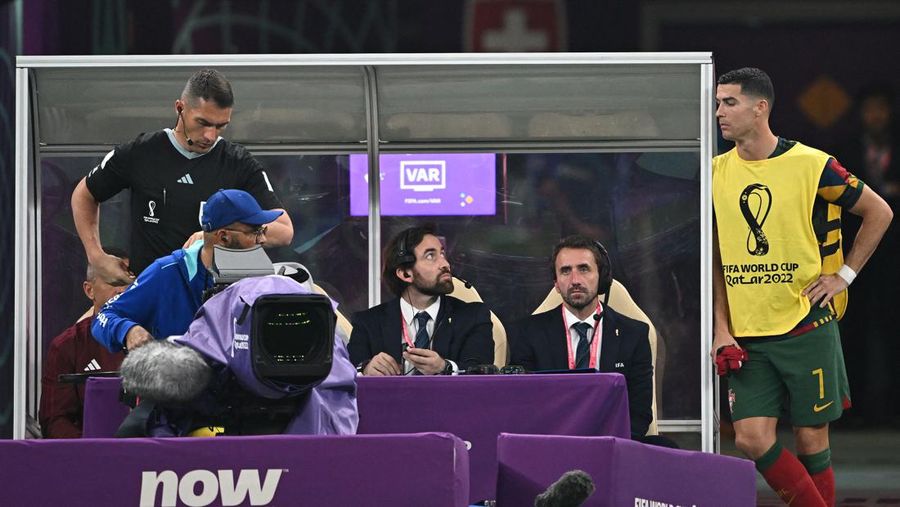 Cristiano Ronaldo Portugal di bangku cadangan selama pertandingan Piala Dunia FIFA Babak 16 di Stadion Lusail di Lusail, Qatar. Tanggal pengambilan gambar: Selasa 6 Desember 2022. (Martin Rickett/PA Images via Getty Images)