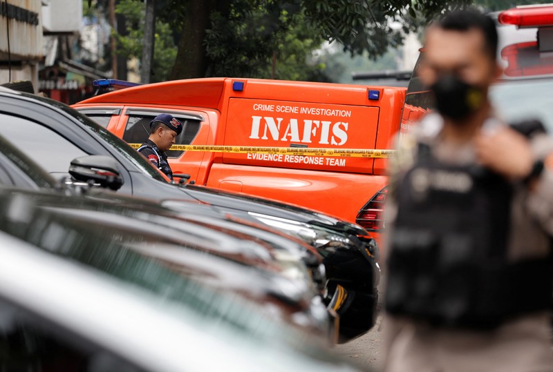 Aparat kepolisian berjaga di jalan dekat lokasi serangan bom bunuh diri di Bandung, Indonesia pada 7 Desember 2022. Menurut informasi dari kepolisian, serangan bom bunuh diri di kantor polisi Astanaanyar pada pagi hari waktu setempat, menewaskan pelaku, satu polisi, dan melukai orang lain.(Taofik Hidayat Ahmad/Anadolu Agency via Getty Images)