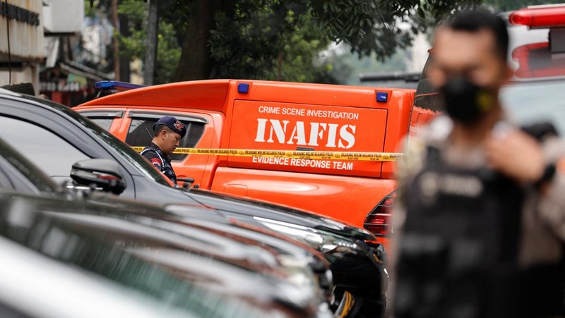 Aparat kepolisian berjaga di jalan dekat lokasi serangan bom bunuh diri di Bandung, Indonesia pada 7 Desember 2022. Menurut informasi dari kepolisian, serangan bom bunuh diri di kantor polisi Astanaanyar pada pagi hari waktu setempat, menewaskan pelaku, satu polisi, dan melukai orang lain.(Taofik Hidayat Ahmad/Anadolu Agency via Getty Images)