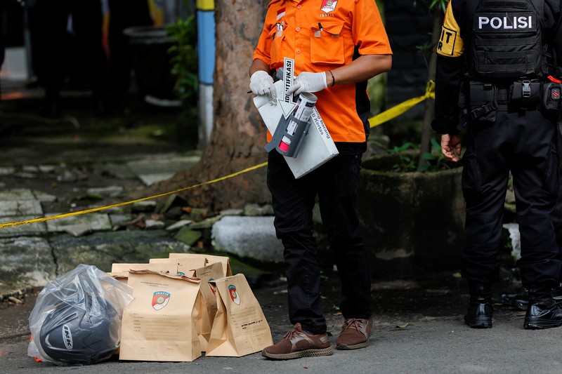 Aparat kepolisian berjaga di jalan dekat lokasi serangan bom bunuh diri di Bandung, Indonesia pada 7 Desember 2022. Menurut informasi dari kepolisian, serangan bom bunuh diri di kantor polisi Astanaanyar pada pagi hari waktu setempat, menewaskan pelaku, satu polisi, dan melukai orang lain.(Taofik Hidayat Ahmad/Anadolu Agency via Getty Images)