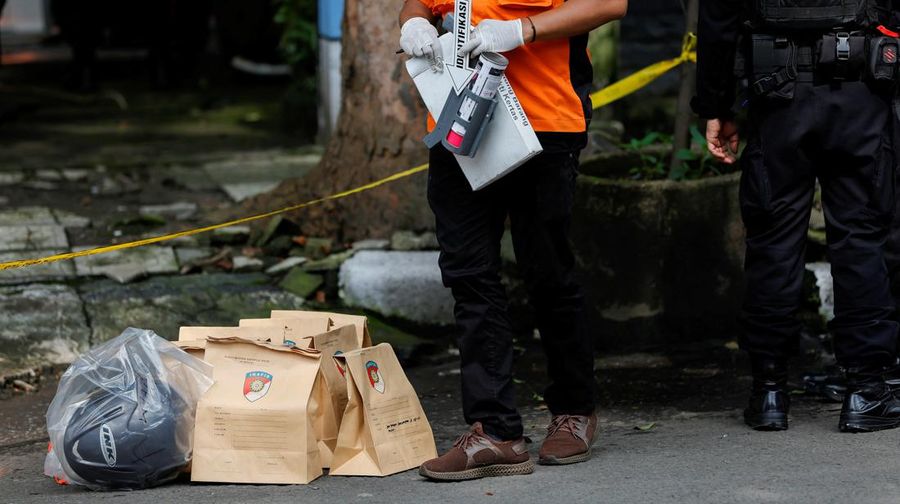Aparat kepolisian berjaga di jalan dekat lokasi serangan bom bunuh diri di Bandung, Indonesia pada 7 Desember 2022. Menurut informasi dari kepolisian, serangan bom bunuh diri di kantor polisi Astanaanyar pada pagi hari waktu setempat, menewaskan pelaku, satu polisi, dan melukai orang lain.(Taofik Hidayat Ahmad/Anadolu Agency via Getty Images)