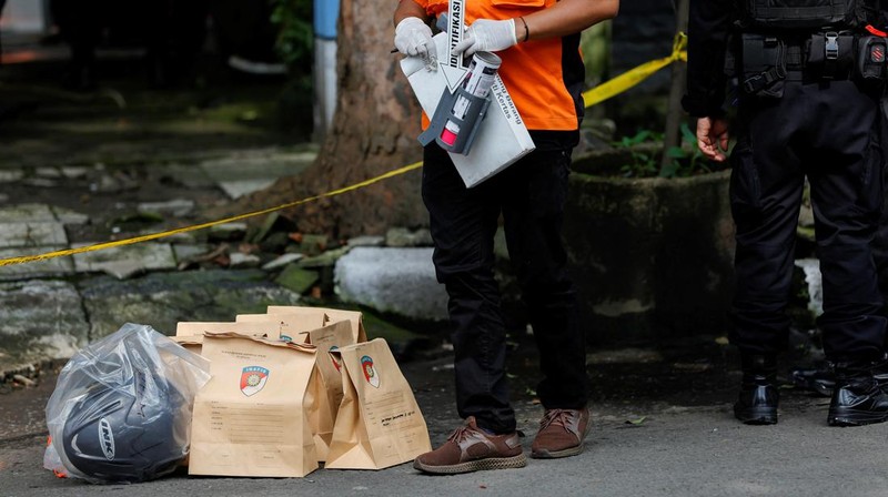 Aparat kepolisian berjaga di jalan dekat lokasi serangan bom bunuh diri di Bandung, Indonesia pada 7 Desember 2022. Menurut informasi dari kepolisian, serangan bom bunuh diri di kantor polisi Astanaanyar pada pagi hari waktu setempat, menewaskan pelaku, satu polisi, dan melukai orang lain.(Taofik Hidayat Ahmad/Anadolu Agency via Getty Images)