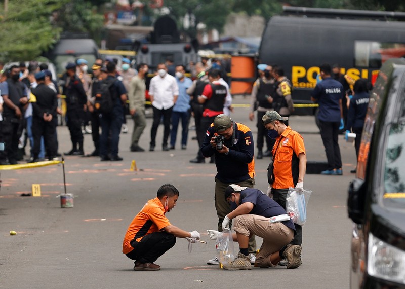 Aparat kepolisian berjaga di jalan dekat lokasi serangan bom bunuh diri di Bandung, Indonesia pada 7 Desember 2022. Menurut informasi dari kepolisian, serangan bom bunuh diri di kantor polisi Astanaanyar pada pagi hari waktu setempat, menewaskan pelaku, satu polisi, dan melukai orang lain.(Taofik Hidayat Ahmad/Anadolu Agency via Getty Images)