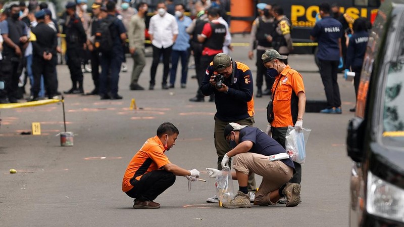 Aparat kepolisian berjaga di jalan dekat lokasi serangan bom bunuh diri di Bandung, Indonesia pada 7 Desember 2022. Menurut informasi dari kepolisian, serangan bom bunuh diri di kantor polisi Astanaanyar pada pagi hari waktu setempat, menewaskan pelaku, satu polisi, dan melukai orang lain.(Taofik Hidayat Ahmad/Anadolu Agency via Getty Images)