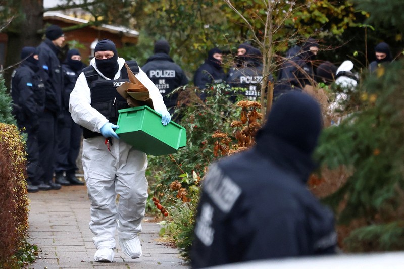 Polisi mengamankan daerah itu setelah 25 tersangka anggota dan pendukung kelompok teroris sayap kanan ditahan dalam penggerebekan di seluruh Jerman, di Frankfurt, Jerman 7 Desember 2022. Polisi mengamankan daerah itu setelah 25 tersangka anggota dan pendukung kelompok teroris sayap kanan ditahan dalam penggerebekan di seluruh Jerman, di Frankfurt, Jerman 7 Desember 2022. REUTERS/Christian Mang