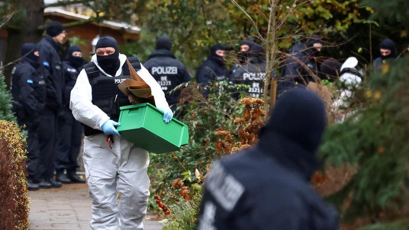 Polisi mengamankan daerah itu setelah 25 tersangka anggota dan pendukung kelompok teroris sayap kanan ditahan dalam penggerebekan di seluruh Jerman, di Frankfurt, Jerman 7 Desember 2022.  REUTERS/Christian Mang
