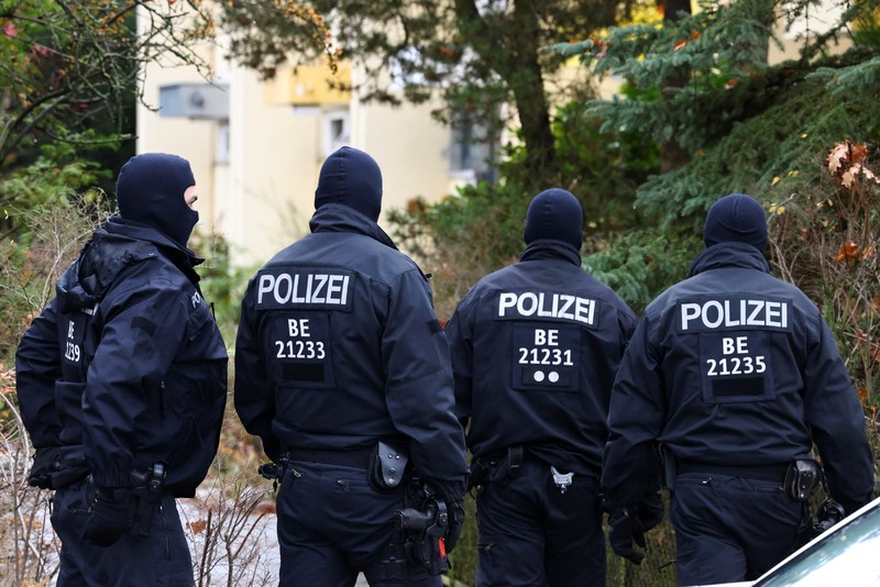 Polisi mengamankan daerah itu setelah 25 tersangka anggota dan pendukung kelompok teroris sayap kanan ditahan dalam penggerebekan di seluruh Jerman, di Frankfurt, Jerman 7 Desember 2022.  REUTERS/Christian Mang