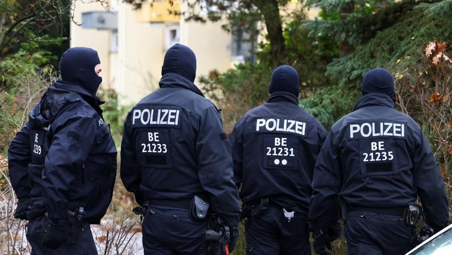Polisi mengamankan daerah itu setelah 25 tersangka anggota dan pendukung kelompok sayap kanan ditahan selama penggerebekan di seluruh Jerman, di Berlin, Jerman 7 Desember 2022. (REUTERS/Christian Mang)