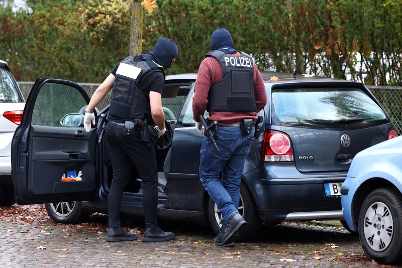 Polisi mengamankan daerah itu setelah 25 tersangka anggota dan pendukung kelompok teroris sayap kanan ditahan dalam penggerebekan di seluruh Jerman, di Frankfurt, Jerman 7 Desember 2022. Polisi mengamankan daerah itu setelah 25 tersangka anggota dan pendukung kelompok teroris sayap kanan ditahan dalam penggerebekan di seluruh Jerman, di Frankfurt, Jerman 7 Desember 2022. REUTERS/Christian Mang
