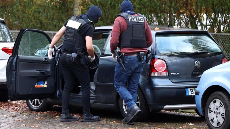 Polisi mengamankan daerah itu setelah 25 tersangka anggota dan pendukung kelompok teroris sayap kanan ditahan dalam penggerebekan di seluruh Jerman, di Frankfurt, Jerman 7 Desember 2022.  REUTERS/Christian Mang