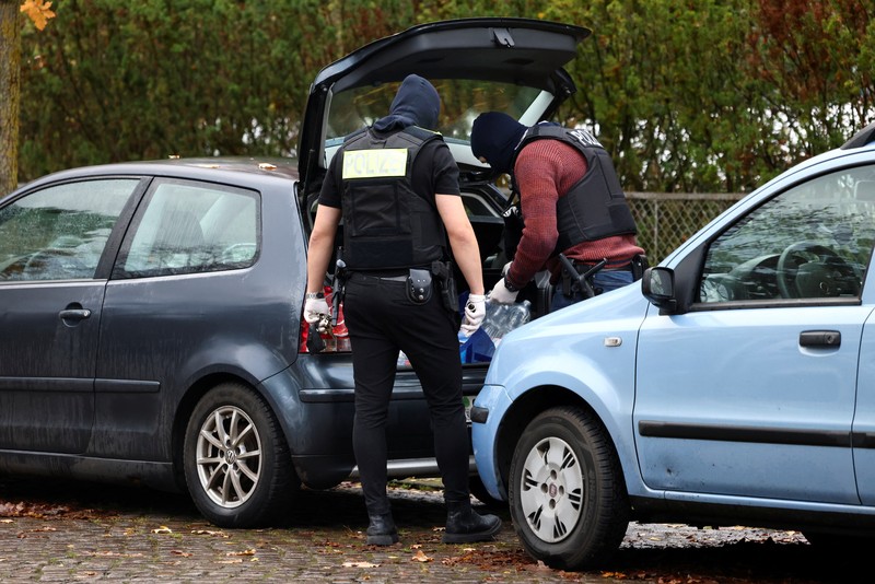 Polisi mengamankan daerah itu setelah 25 tersangka anggota dan pendukung kelompok teroris sayap kanan ditahan dalam penggerebekan di seluruh Jerman, di Frankfurt, Jerman 7 Desember 2022. Polisi mengamankan daerah itu setelah 25 tersangka anggota dan pendukung kelompok teroris sayap kanan ditahan dalam penggerebekan di seluruh Jerman, di Frankfurt, Jerman 7 Desember 2022. REUTERS/Christian Mang