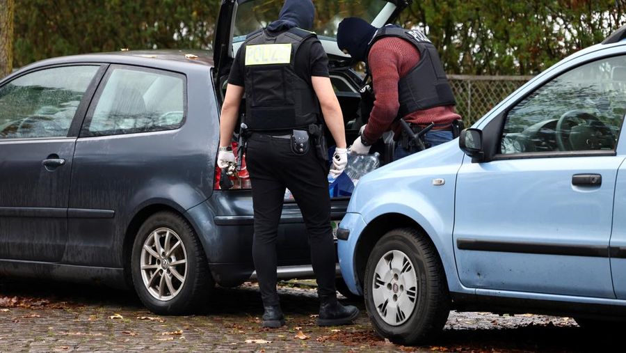 Polisi mengamankan daerah itu setelah 25 tersangka anggota dan pendukung kelompok teroris sayap kanan ditahan dalam penggerebekan di seluruh Jerman, di Frankfurt, Jerman 7 Desember 2022.  REUTERS/Christian Mang