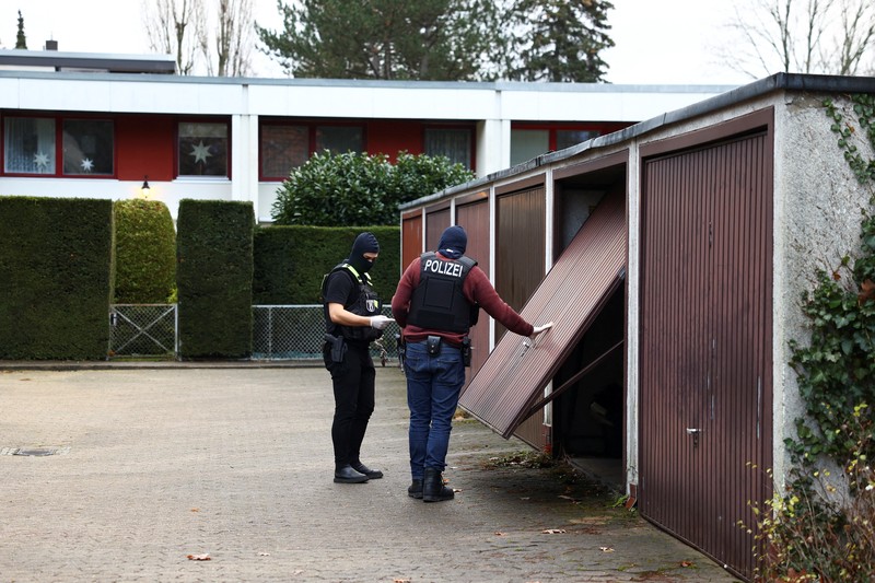 Polisi mengamankan daerah itu setelah 25 tersangka anggota dan pendukung kelompok teroris sayap kanan ditahan dalam penggerebekan di seluruh Jerman, di Frankfurt, Jerman 7 Desember 2022. Polisi mengamankan daerah itu setelah 25 tersangka anggota dan pendukung kelompok teroris sayap kanan ditahan dalam penggerebekan di seluruh Jerman, di Frankfurt, Jerman 7 Desember 2022. REUTERS/Christian Mang
