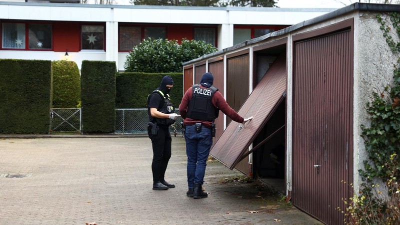 Polisi mengamankan daerah itu setelah 25 tersangka anggota dan pendukung kelompok teroris sayap kanan ditahan dalam penggerebekan di seluruh Jerman, di Frankfurt, Jerman 7 Desember 2022.  REUTERS/Christian Mang
