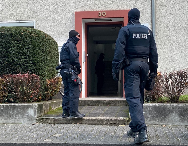 Polisi mengamankan daerah itu setelah 25 tersangka anggota dan pendukung kelompok teroris sayap kanan ditahan dalam penggerebekan di seluruh Jerman, di Frankfurt, Jerman 7 Desember 2022. Polisi mengamankan daerah itu setelah 25 tersangka anggota dan pendukung kelompok teroris sayap kanan ditahan dalam penggerebekan di seluruh Jerman, di Frankfurt, Jerman 7 Desember 2022. REUTERS/Christian Mang