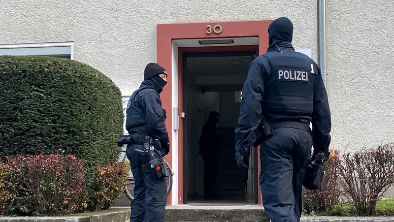Polisi mengamankan daerah itu setelah 25 tersangka anggota dan pendukung kelompok teroris sayap kanan ditahan dalam penggerebekan di seluruh Jerman, di Frankfurt, Jerman 7 Desember 2022.  REUTERS/Christian Mang