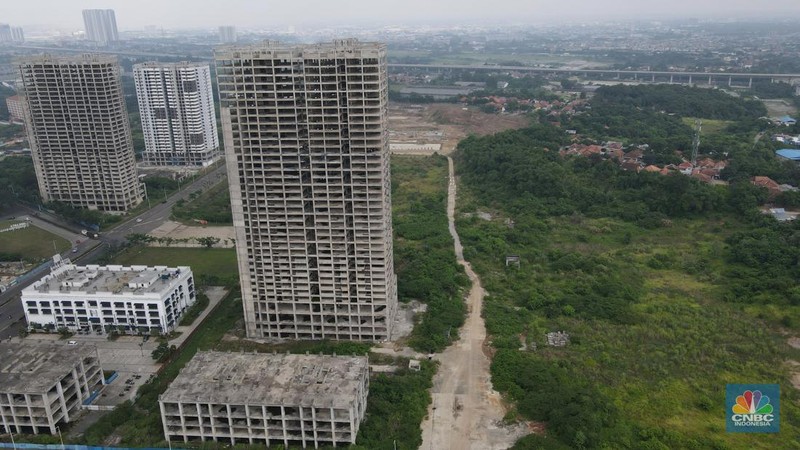 Foto udara suasana pembangunan proyek apartemen Meikarta Distrik 2 yang mangkrak di Cibatu, Cikarang, Kabupaten Bekasi, Rabu (7/12/2022). (վ/ Andrean Kristianto)