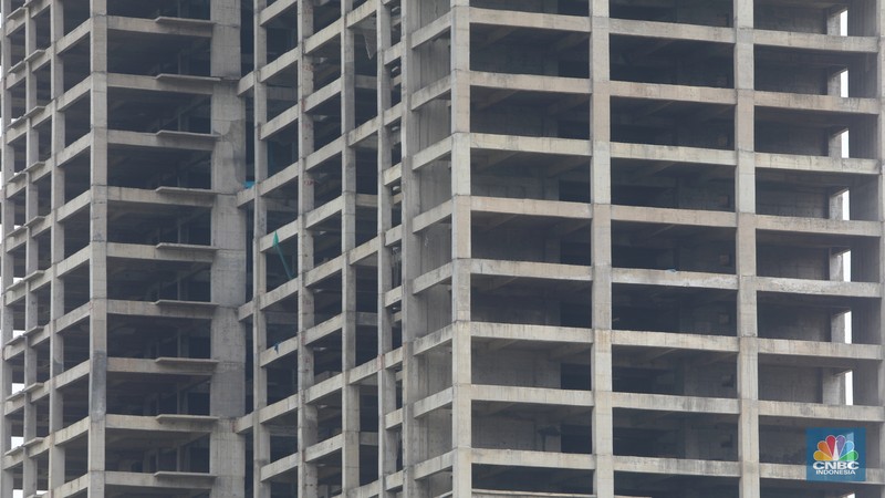 Suasana pembangunan proyek apartemen Meikarta Distrik 2 yang mangkrak di Cibatu, Cikarang, Kabupaten Bekasi, Rabu (7/12/2022).  (CNBC Indonesia/ Andrean Kristianto)