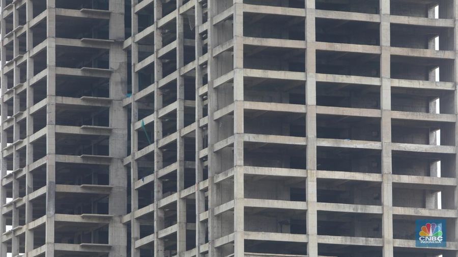 Suasana pembangunan proyek apartemen Meikarta Distrik 2 yang mangkrak di Cibatu, Cikarang, Kabupaten Bekasi, Rabu (7/12/2022).  (CNBC Indonesia/ Andrean Kristianto)